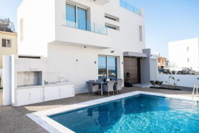 Brand new 3-BR Villa/pool,2'ON FOOT-Trinity beach!